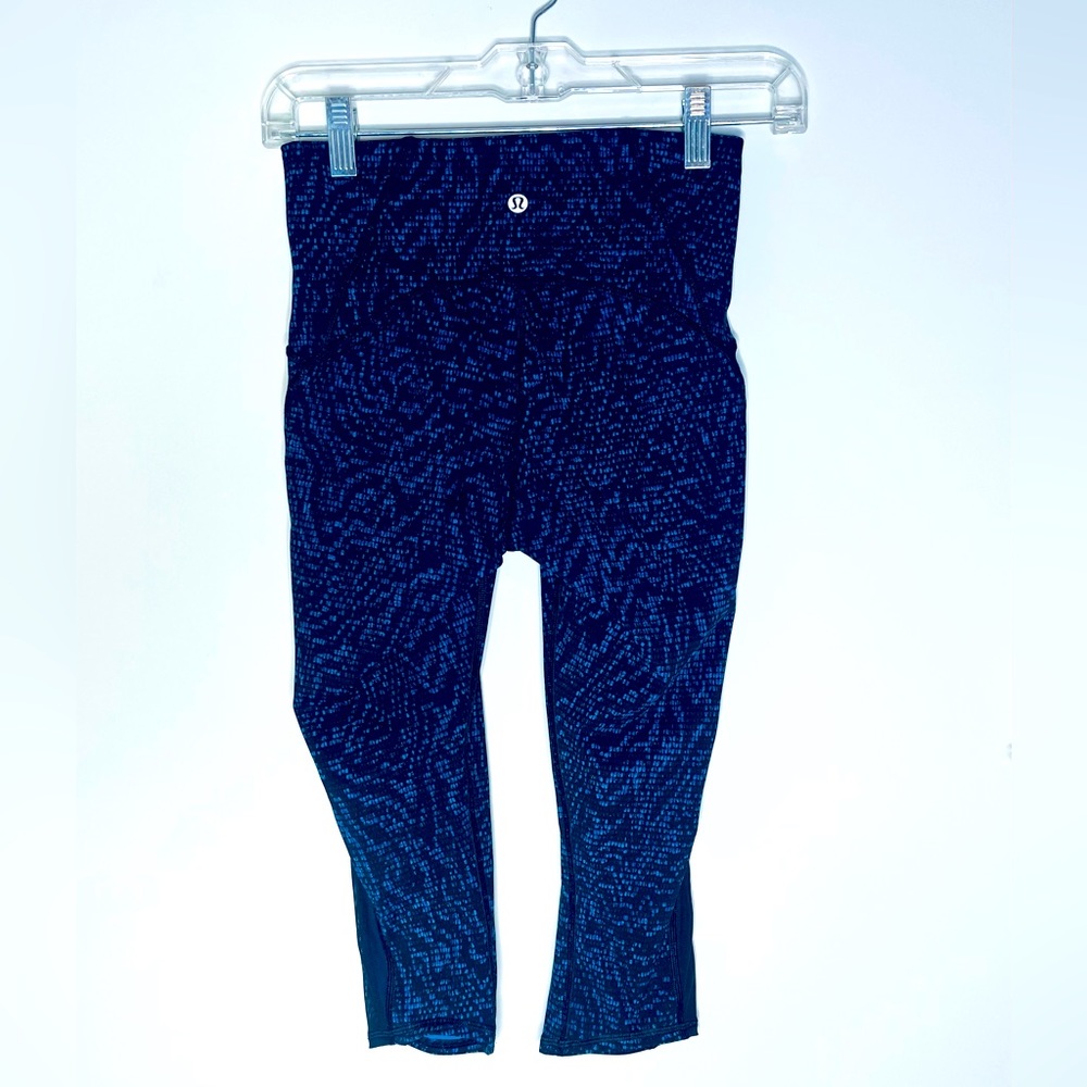 ⬇️ LULULEMON Women's Black/Blue Capri Athletic Leggings Mesh Panel Size 4 EUC!
